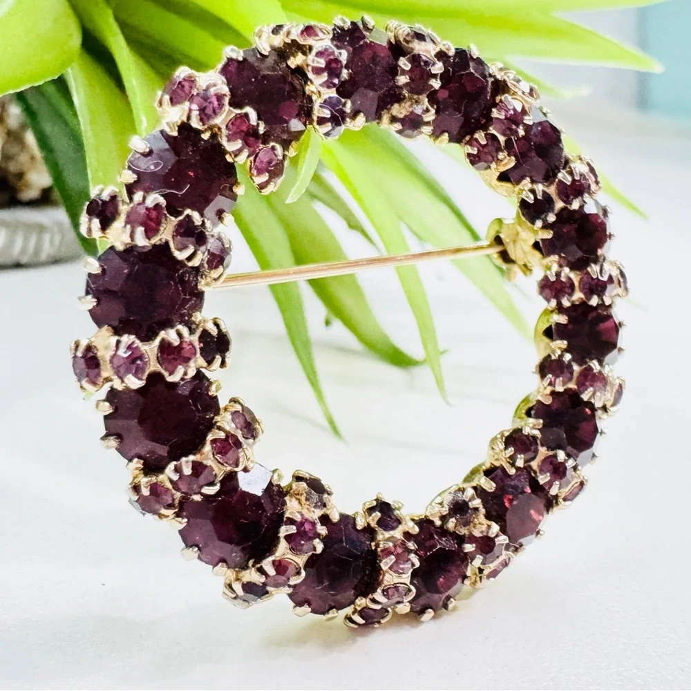 Vintage 50s Retro Weiss Attributed Purple Glass Prong Set Wreath Circle Brooch